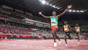 Die erste Leichtathletik-Goldmedaille geht nach Äthiopien: Selemon Barega spurtet Weltmeister Joshua Cheptegei davon.