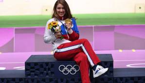 Vitalina Batsarashkina posiert ausgiebig mit ihrer Goldmedaille. Sie gewann im Schießen mit der Sportpistole.