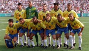 ROBERTO CARLOS (2.v.l. im Vordergrund) - 1996 mit Brasilien: Ronaldo war nicht der einzige spätere Superstar im damaligen Team. Auch Real-Legende Roberto Carlos war dabei. Bekannt wurde er durch seine beinharten Freistöße.