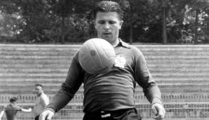 GOLD - FERENC PUSKAS - 1952 mit Ungarn: Puskas war Kapitän jener Wunderelf, die von 1950 bis zum WM-Finale 1954 gegen Deutschland in 32 Pflichtspielen unbesiegt blieb. Zu jenem denkwürdigen Lauf gehörte auch der Triumph bei Olympia in Helsinki.