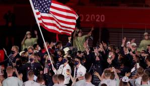 Die Flagge der USA trugen Basketballerin Sue Bird und Baseballer Eddy Alvarez ins Stadion.