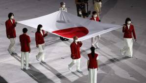 Von sechs Japanern wurde die japanische Flagge ins Stadion getragen.