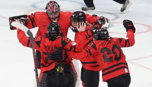 Mit ihrem sechsten und siebten Tor in einem olympischen Finale hat Marie-Philip Poulin (v.) Kanadas Eishockey-Frauen in Peking wieder zu Gold geführt.