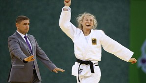 Martyna Trajdos darf nach ihrem Judo-Gold die Fahne bei der Abschlussfeier in Baku tragen