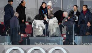 Noch ein Zeichen für Frieden, hoffentlich, und ein historischer Moment: Südkoreas Staatspräsident Moon Jae In schüttelt Kim Yo Jong, der Schwester des nordkoreanischen Diktators Kim Jong Un, die Hand.