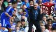 Jose Mourinho (r.) steckt mit dem FC Chelsea in der Krise