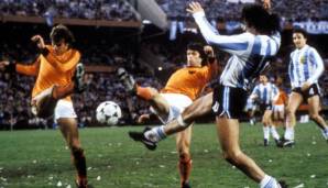 WM-Finale 1978: Wim Suurbier (M.) und Kollegen unterliegen im Finale Gastgeber Argentinien.