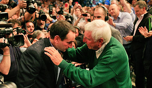 Emotionale Szene: Ex-Rekordhalter Bob Knight (r.) gratuliert seinem Nachfolger Mike Krzyzewski