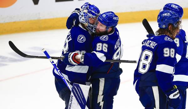 Titelverteidiger Tampa Bay Lightning hat im Kampf um den Stanley Cup auch das zweite Finalspiel der NHL gewonnen.
