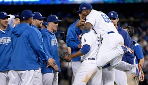 Yasiel Puig (r.) herzt Juan Uribe: Das Dodgers-Duo brachte L.A. vorzeitig in die NLCS