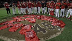 Zu Ehren des verstorbenen Tyler Skaggs legten die Spieler der Los Angeles Angels ihre Trikots auf dem Pitchers Mound ab.