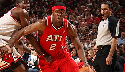 Shooting Guard Joe Johnson (M.) trug mit 34 Punkten entscheidend zum Erfolg seiner Hawks bei