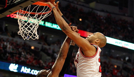 Taj Gibson mit dem spektakulären Dunk ins Gesicht von Dwyane Wade