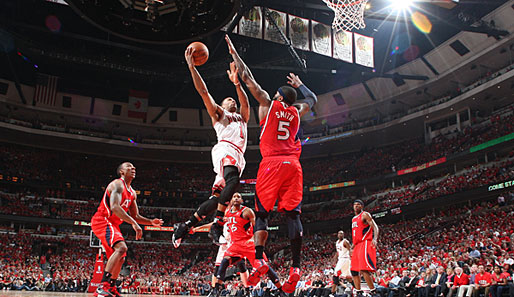 Duell der Topstars: Derrick Rose zieht gegen Josh Smith zum Korb