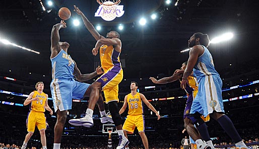 Andrew Bynum (M.) holte nicht nur 29 Punkte und 13 Rebounds, sondern blockte auch 2 Würfe