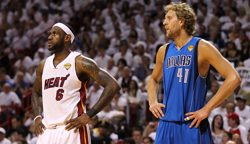 LeBron James (l.) unterlag Dirk Nowitzki im Spiel um die Krone der NBA