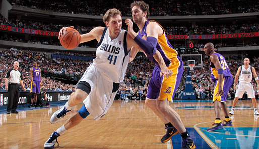 Dirk Nowitzki (l.) hat mit den Mavericks dank Houstons Niederlage vorzeitig die Playoffs erreicht