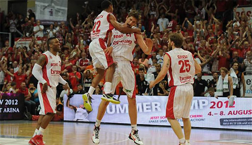 Tibor Pleiß (2.v.r.) bejubelt mit den Bambergern den Erfolg über Ulm in den BBL-Finals