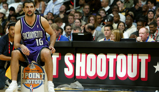 Stojakovic beim Three-Point-Wettbewerb des All-Star-Weekends 2004. Er gewann 2002 und 2003