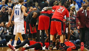 Dirk Nowitzki verlässt niedergeschlagen das Feld, während die Raptors feiern