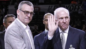 R.C. Buford (l.) ist der dritte Spurs-General-Manager, der den Award erhält