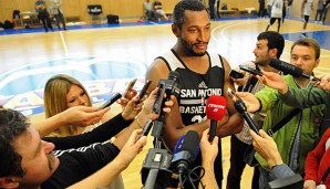 Boris Diaw stellt sich beim Training den Fragen der Journalisten