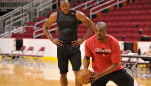 Hakeem Olajuwon (r.) trainierte bereits mehrfach mit Dwight Howard