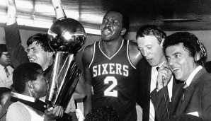 Moses Malone feiert seinen NBA-Titel 1983