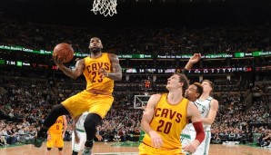 LeBron James (l.) dominiert die Zone gegen Boston und führt Cleveland zum Sieg