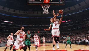 Derrick Rose (r.) steigt gegen Kelly Olynyk zum Layup hoch