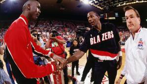 Zur Erinnerung: Nachdem vor der Serie das Duell zwischen ihm und Clyde Drexler aufgebauscht und moniert wurde, dass MJ den Dreier ja nicht so gut trifft, versenkte dieser in Spiel 1 in der ersten Hälfte gleich sechs davon und zuckte mit den Achseln.