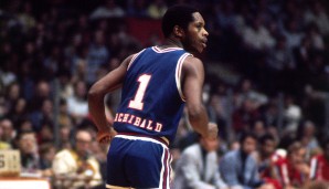 Kleine Guards hatten es in den 70ern schwer, aber Archibald führte die Liga in einer Saison bei den Punkten und Assists an. Fand spät bei den Celtics sein Glück und staubte sogar noch einen Ring ab. Wie Johnson ein Hall of Famer.