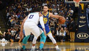 Stephen Curry und die Golden State Warriors feiern einen Blowout-Sieg gegen die Hornets.