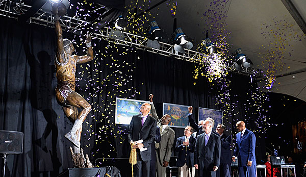 Seit 2012 hat Kareem Abdul-Jabbar seine eigene Statue vor dem Staples Center.