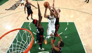 Giannis Antetokounmpo beschäftigt in Game 2 mehrere Raptors.