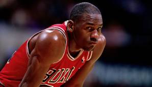Die Legende besagt, dass MJ eigentlich die Schuhe von adidas und Converse präferierte. Nach den Olympischen Spielen '84 gab sich jedoch Nike große Mühe um den aufstrebenden Superstar. Jordans Manager fädelte einen 5-Jahresvertrag für 2,5 Mio. Dollar ein.