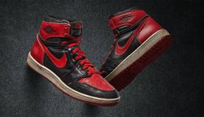 Der erste Sneaker der Linie, der Air Jordan I von 1984, wurde zunächst ausschließlich für MJ produziert. Der rot/schwarze Schuh sorgte für eine Menge Aufruhr, angeblich wurde er von Commissioner David Stern aus der Liga verbannt. Das stimmt nicht ganz …