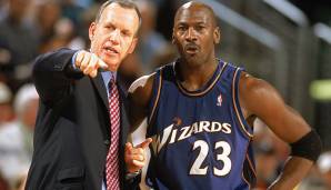HEAD COACH: Trainer der Wizards war ein alter Weggefährte von Jordan, nämlich Doug Collins, der vor Phil Jackson mit MJ bei den Bulls zusammengearbeitet hatte. Nach dem MJ-Rücktritt 2003 wurde er wieder gefeuert.