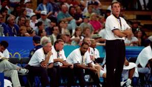 COACH: RUDY TOMJANOVICH - Verantwortlich war übrigens Hall of Famer Tomjanovic, der zwischen 1992 und 2003 die Rockets coachte und 1994 und 1995 zu zwei Titeln führte. Links auf der Bank ist auch Larry Brown, der erste Assistant zu sehen.