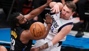 James Harden verteidigt gegen Luka Doncic.