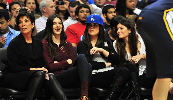Der Jenner-Clan um Mutter Kris (l.) und die Töchter Kendall (2. v. l.), Kylie (r.) und Khloe Kardashian (2. v. r.) stehen auf Basketball.