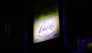 Die Los Angeles Lakers haben ihr 17. Banner unter die Hallendecke gezogen.