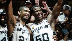 Präsentiert von DAVID ROBINSON: Robinson bildete gemeinsam mit Duncan von 1997 bis 2003 die Twin Towers bei den Spurs und war ein großes Vorbild für Duncan – auf und abseits des Platzes. Das Duo gewann gemeinsam auch zwei Titel.