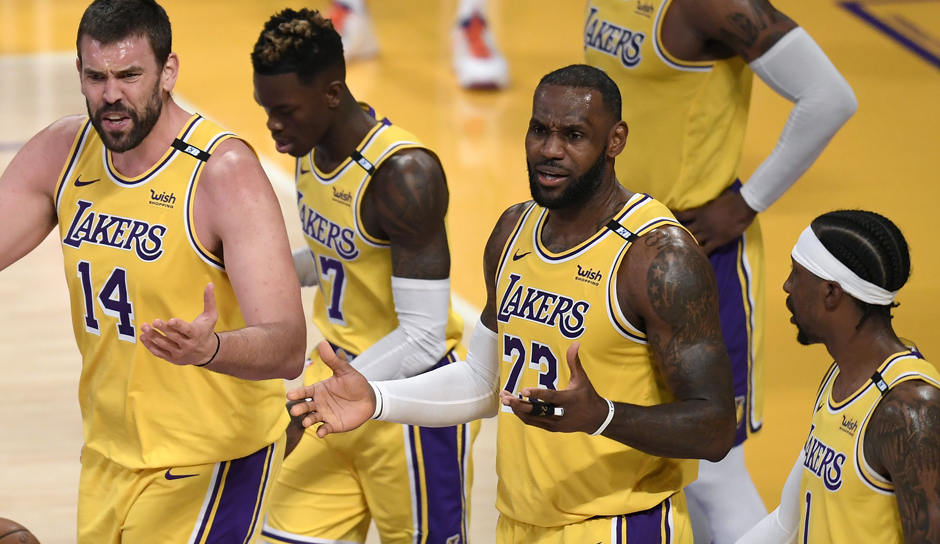 Es ist tatsächlich passiert, die Los Angeles Lakers sind aus den Playoffs ausgeschieden! Erst regnet es bei der 100:113-Pleite gegen die Suns Dreier von Devin Booker, anschließend Häme im Netz. SPOX zeigt die Reaktionen zum Playoff-Aus der Lakers.