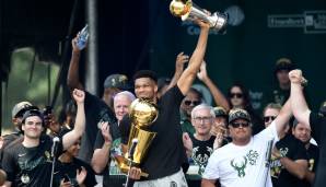Geschafft! Giannis präsentiert die NBA-Championship-Trophäe und seinen Award.
