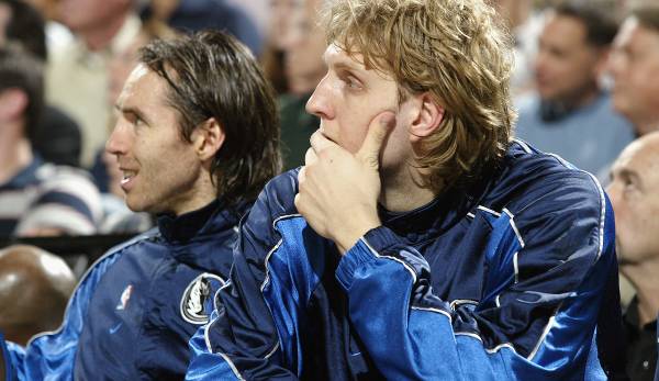 Dirk Nowitzki (r.) und Steve Nash spielten von 1998 bis 2004 gemeinsam für die Dallas Mavericks.