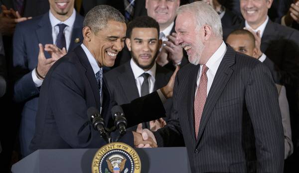 Gregg Popovich schüttelt beim Besuch der Spurs im Weißen Haus 2015 die Hand von US-Präsident Barack Obama.
