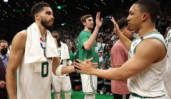 Jayson Tatum und die Celtics feiern die 2-1-Führung in den NBA Finals.
