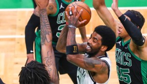 Und es wird ruhiger. Schlagzeilen um Kyrie gibt es erst wieder, als es gegen Boston geht. Als Brooklyn in der Serie mit den Celtics auf 3-1 stellt, fliegt im TD Garden eine Wasserflasche in Richtung Irving. Ganz unschuldig ist Irving dennoch nicht ...