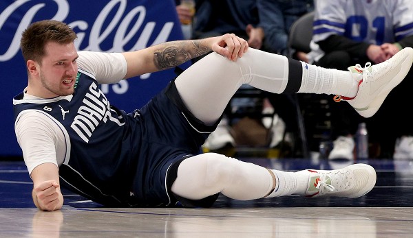 Sorgen um Luka Doncic: Der Mavs-Star verletzt sich in Phoenix am linken Knöchel.